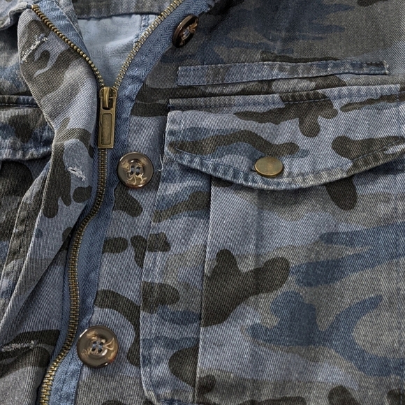 Elan Two Tone Blue Camo Raw Hem Denim Utility Jacket - Picture 3 of 9
